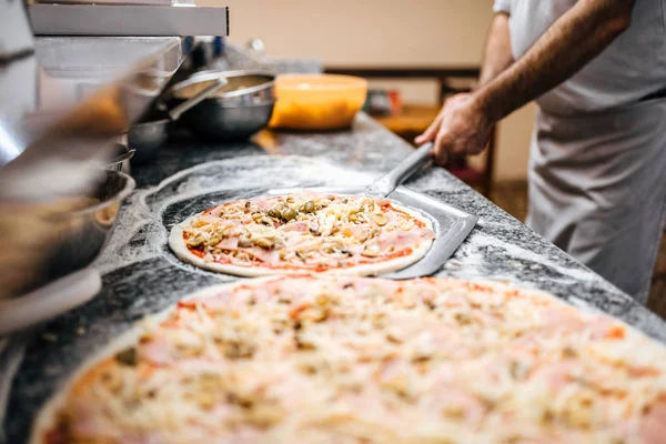 Pizza Crua Pronta Para Ser Assada — Fotografia de Stock