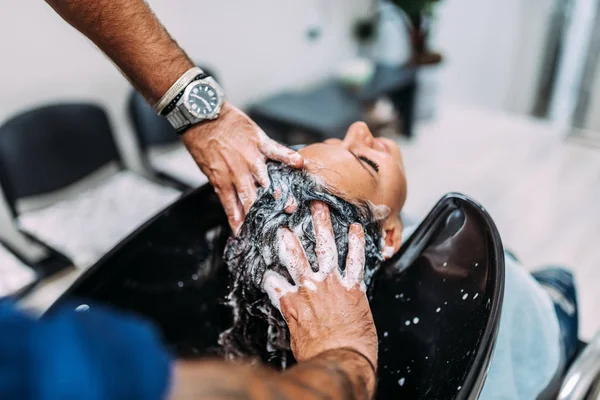 ヘッド マッサージと髪を得る女性のクライアント サロンの洗浄 — ストック写真