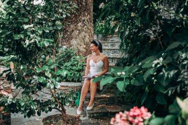 Kadın güzel bir bahçe içinde bir kitap okuma.