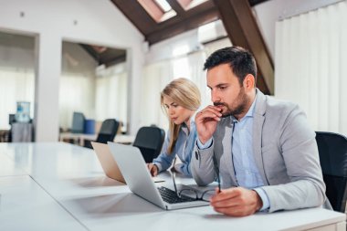 İki arkadaşları dizüstü bilgisayarlarda çalışma.