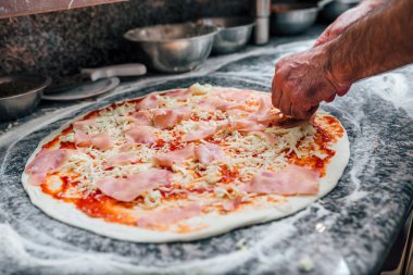 Pizza yapma Şef yakın çekim görüntüsü.