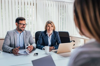Aday ile röportaj sahip iki mutlu İK yöneticileri.
