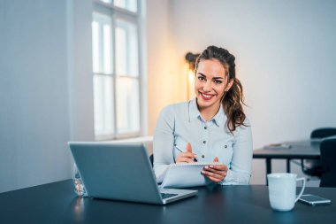 Kameraya notlar alırken arıyorum Genç iş kadını