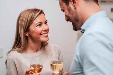 Bir kaç beyaz şarap ile kutluyor yakın çekim görüntüsü.