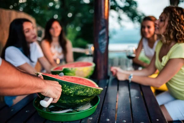 Plezier Het Eten Van Segmenten Van Watermeloen — Stockfoto