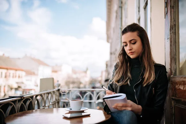 Periodista Mujer Escribiendo Mientras Disfruta Una Taza Café Balcón Ciudad —  Fotos de Stock