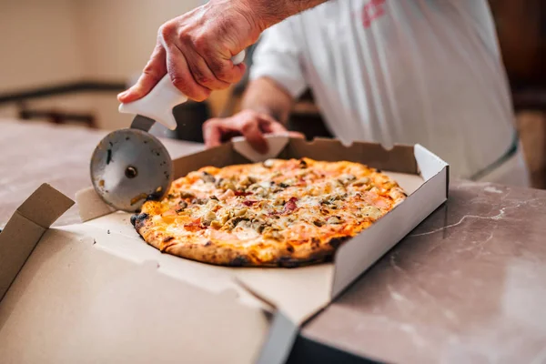 Chef Memotong Pizza Untuk Dibawa Pergi — Stok Foto