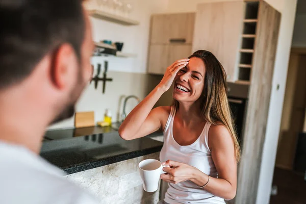 Weekend Morning Couple Laughing While Having Coffee Kitchen — Stock Photo, Image
