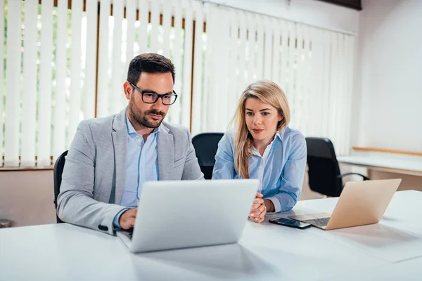 Dos Empresarios Que Trabajan Oficina Brillante —  Fotos de Stock