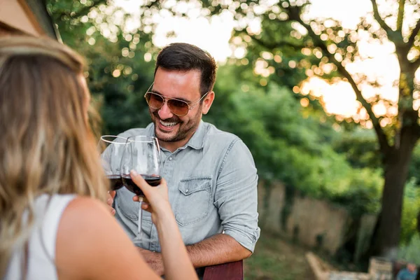 Prost Glückliches Paar Das Freien Anstößt Nahaufnahme — Stockfoto