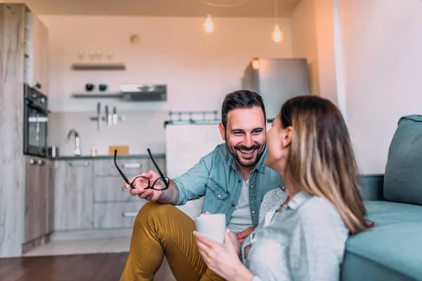 Linda Pareja Riendo Mientras Sienta Suelo — Foto de Stock