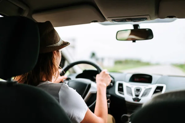 Vista Trasera Una Mujer Joven Conduciendo Coche — Foto de Stock