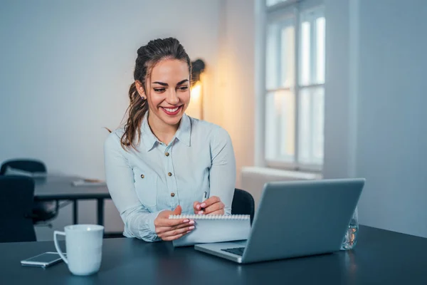 Uśmiechający Się Zadowolony Kobieta Siedzi Przy Biurku Patrzy Ekranie Laptopa — Zdjęcie stockowe