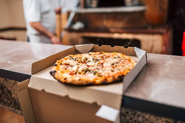 Deliciosa Pizza Una Caja Para Llevar —  Fotos de Stock