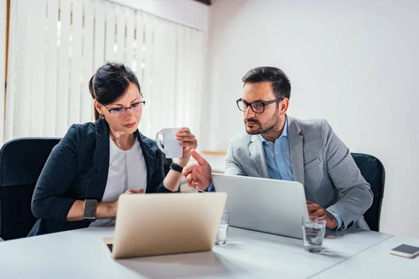 Close Beeld Van Twee Ondernemers Werken — Stockfoto