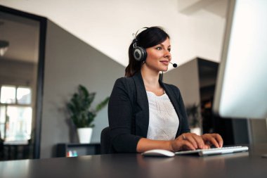 İnsanlar, online hizmet, iletişim ve teknoloji kavramı.