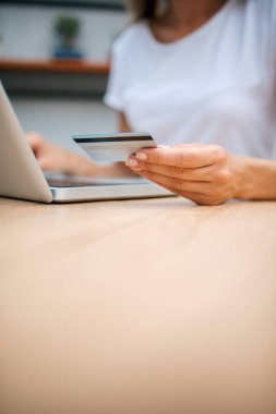 Laptop ve holding kredi kartı kullanarak eller Close-up. Kopya alanı.