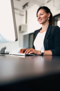 Bilgisayar üzerinde çalışıyor. Düşük açılı. Kopya alanı.