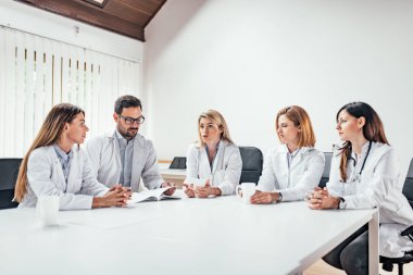 Klinikte toplantısı doktorlardan oluşan ekip. Kopya alanı.
