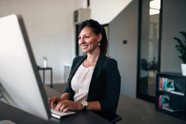 Mutlu ofis çalışanı. Yakın çekim.