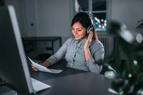 Operatrice Dell Assistenza Clienti Che Lavora Notte Nel Call Center — Foto Stock