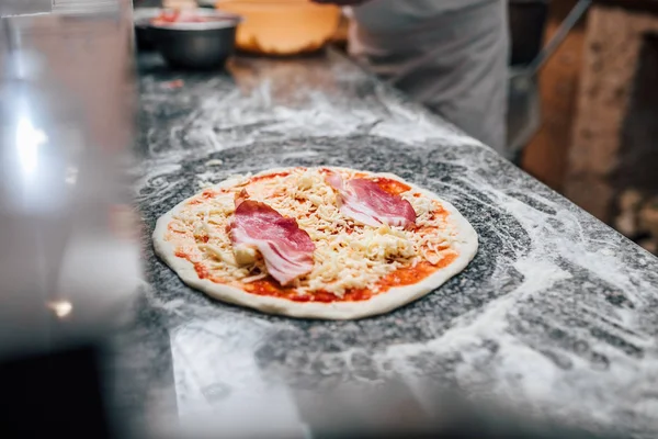 Pizza Cruda Con Queso Rodajas Tocino Primer Plano —  Fotos de Stock