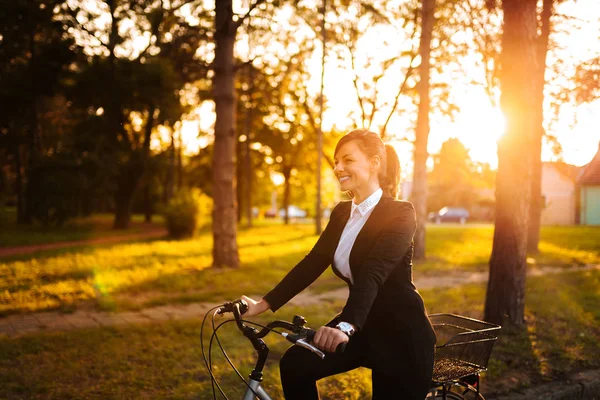 Montar Bicicleta Día Soleado —  Fotos de Stock