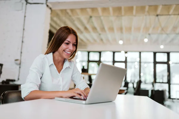 Mulher Bonita Com Sorriso Dente Trabalhando Laptop Escritório Moderno — Fotografia de Stock