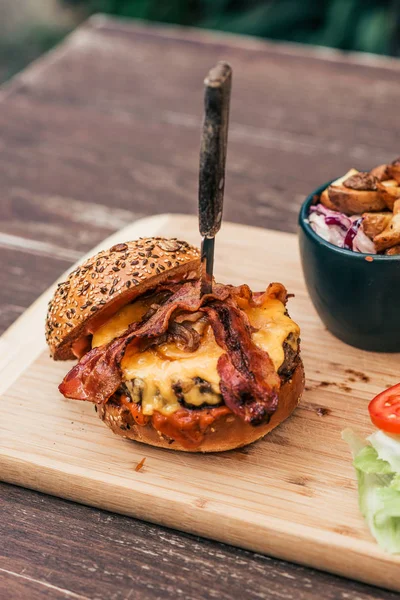 Deliciosa Hamburguesa Con Queso Tocino Una Tabla Madera — Foto de Stock