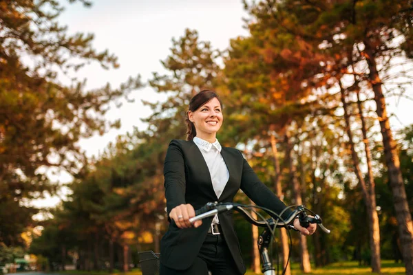 Elegante Mujer Montando Bicicleta Imagen Ángulo Bajo —  Fotos de Stock