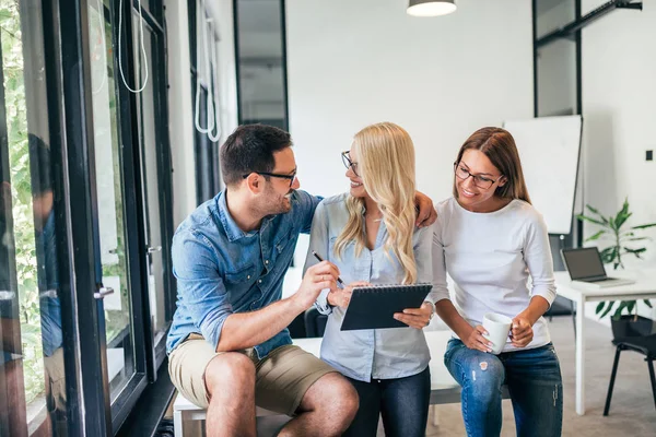 Conceito Trabalho Equipa Colaboradores Trabalhando Com Novo Projeto Startup Escritório — Fotografia de Stock