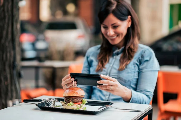 Taking Picture Tasty Burger Eating — Stock Photo, Image