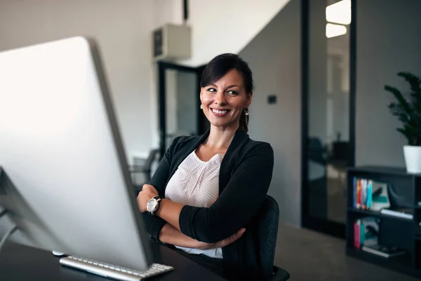 Executivo Feminino Olhando Para Longe Sorrindo — Fotografia de Stock