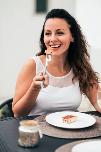 Beautiful Woman Eating Cake — Stock Photo, Image