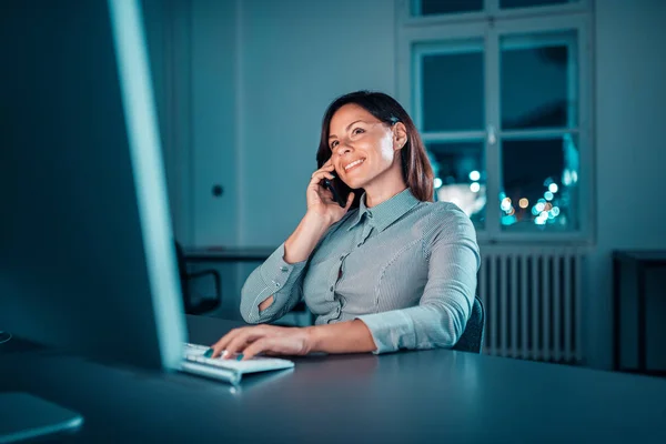 Szczegół Obrazu Uśmiechający Się Kobieta Rozmawia Przez Telefon Podczas Pracy — Zdjęcie stockowe