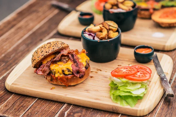 Sabrosa Hamburguesa Con Tocino Plato Madera — Foto de Stock