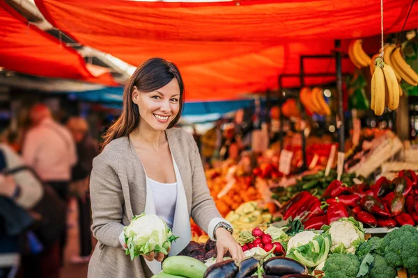 Uma Jovem Linda Mercado Agricultores Exploração Couve Flor Fresca — Fotografia de Stock