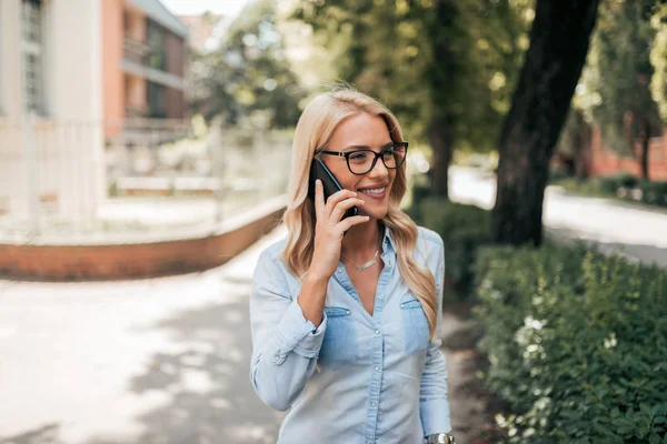 Mulher Loira Jovem Bonita Falando Smartphone Livre — Fotografia de Stock