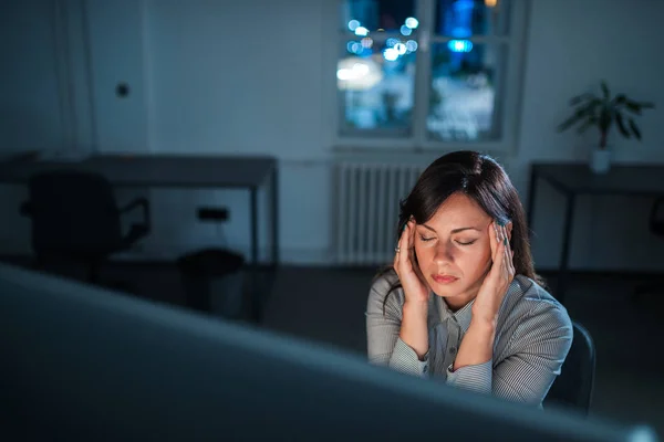 Mujer Joven Cansada Agotada Sentada Frente Pantalla Computadora Por Noche —  Fotos de Stock