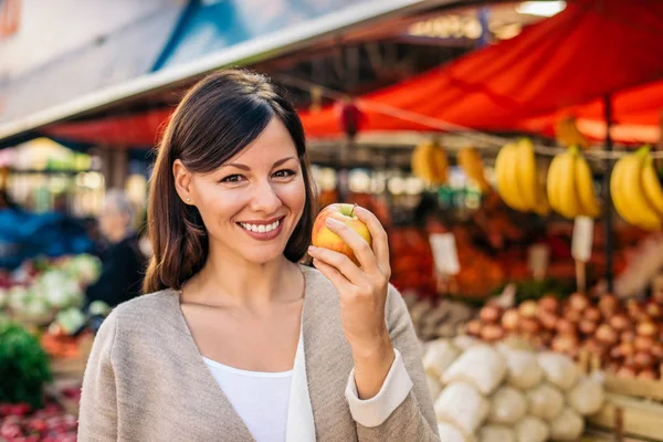 Smiling Woman Holding Apple Farmers Market Looking Camera — Stock Photo, Image