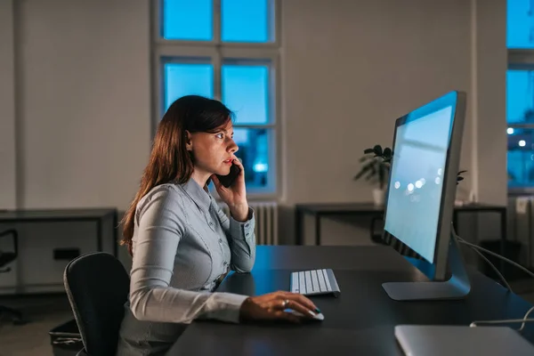 Vista Laterale Della Donna Affari Che Lavora Sera — Foto Stock