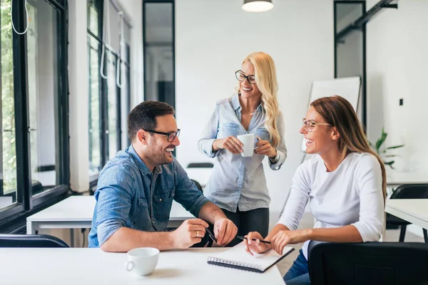 Drei Gelegenheitsunternehmer Lachen Und Haben Spaß Beim Schulungsseminar — Stockfoto