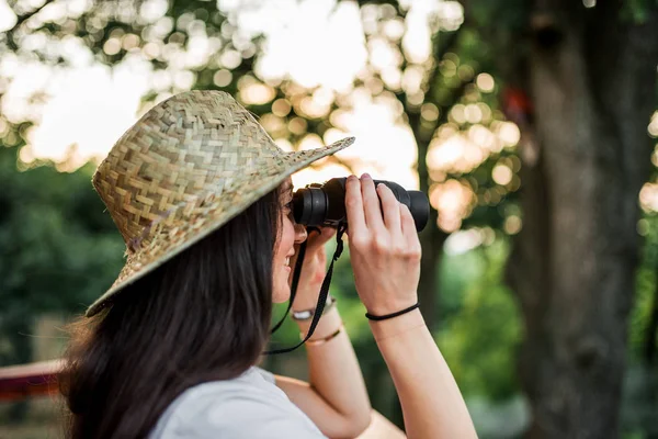 Close Image Smiling Woman Looking Binoculars Outdoors — Stock Photo, Image