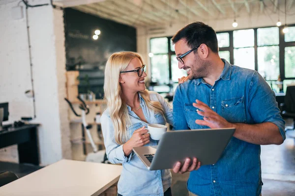 Colaboradores Sonrientes Trabajo Oficina Moderna — Foto de Stock