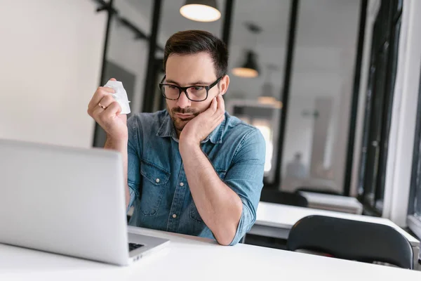 Molesto Hombre Casual Que Trabaja Oficina Mientras Arruga Papel Mira —  Fotos de Stock