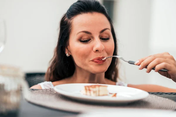 Close Image Beautiful Woman Eating Piece Cake — Stock Photo, Image