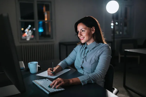 Sorridente Imprenditrice Che Lavora Fino Tardi Notte — Foto Stock