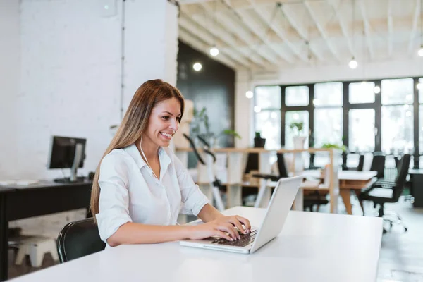 Härlig Ung Kvinna Som Arbetar Moderna Medarbetande Office — Stockfoto