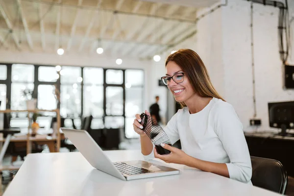 Joven Mujer Empresaria Sonriente Relajarse Oficina Mirando Pantalla Del Ordenador — Foto de Stock