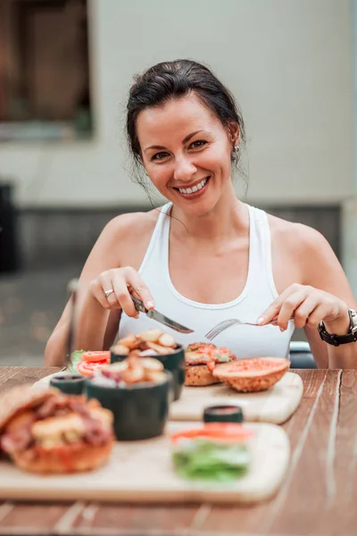 Ung Kvinne Som Spiser Deilig Måltid – stockfoto